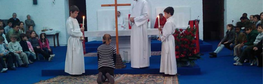 Los niños contemplan la Cruz